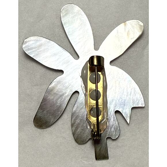 Vintage Gray Pearlescent Flower Shaped Brooch PB146 - Picture 2 of 2